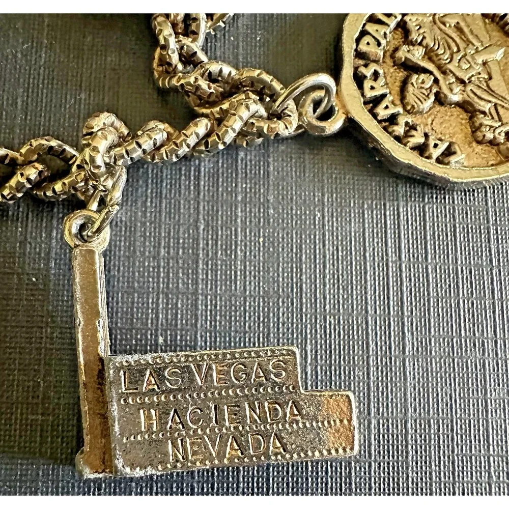 Vintage Las Vegas Casino Hotel Charm Bracelet with 10 Charms ~ Gold Color ~ 7 in
